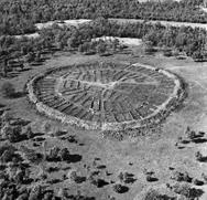 Ismantorps fornborg på Öland, ur artikeln "Krig och kulturmöte" av Anders Andrén (Globalhistoria).