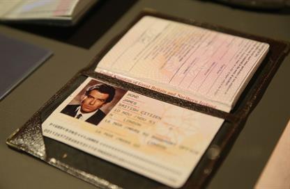 Ett ID-kort ur utställningen Bond in Motion Exhibtion. Foto: London Film Museum.
